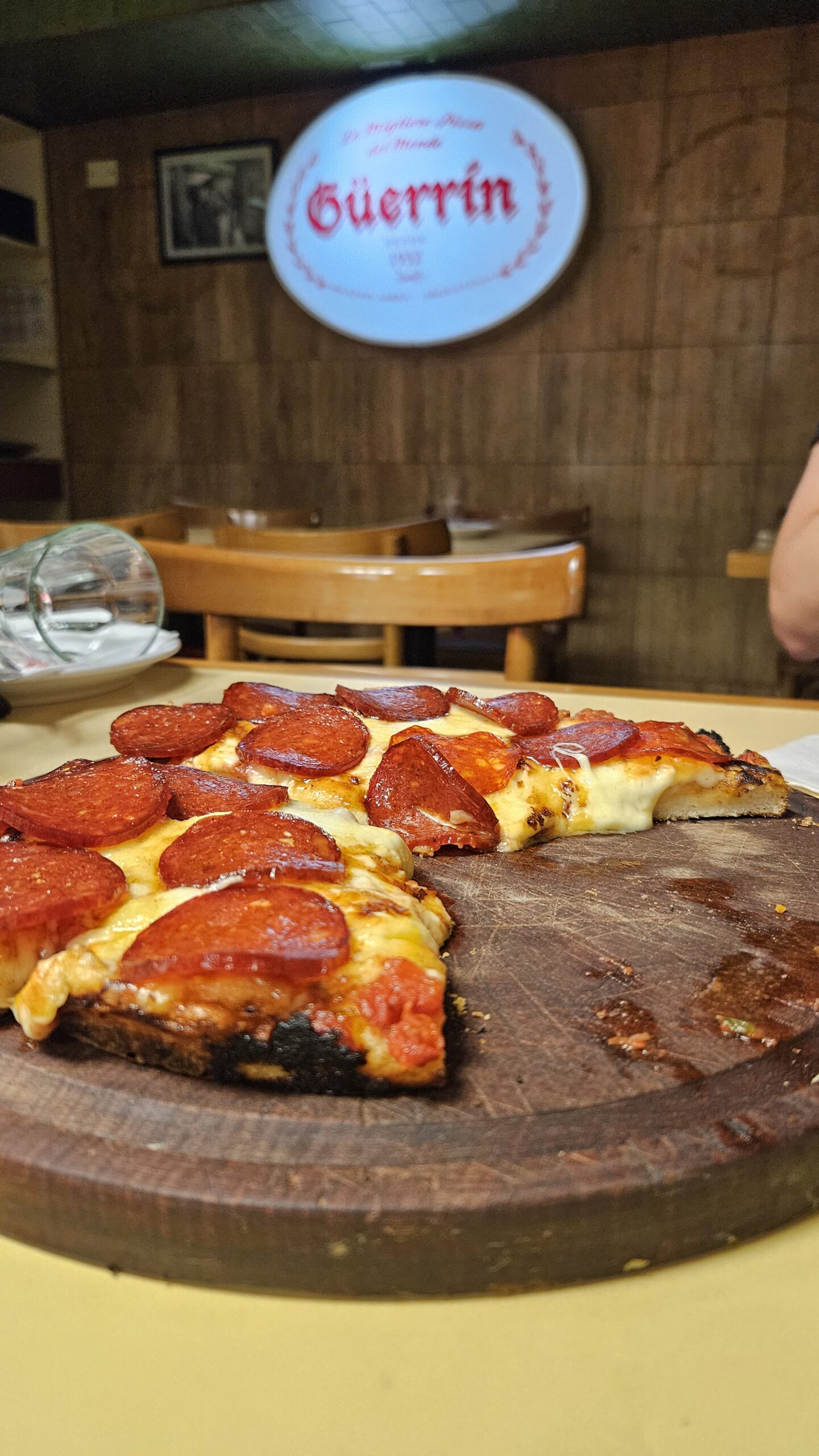 Pizza de muçarela e calabresa na pizzaria Güerrín em Buenos Aires