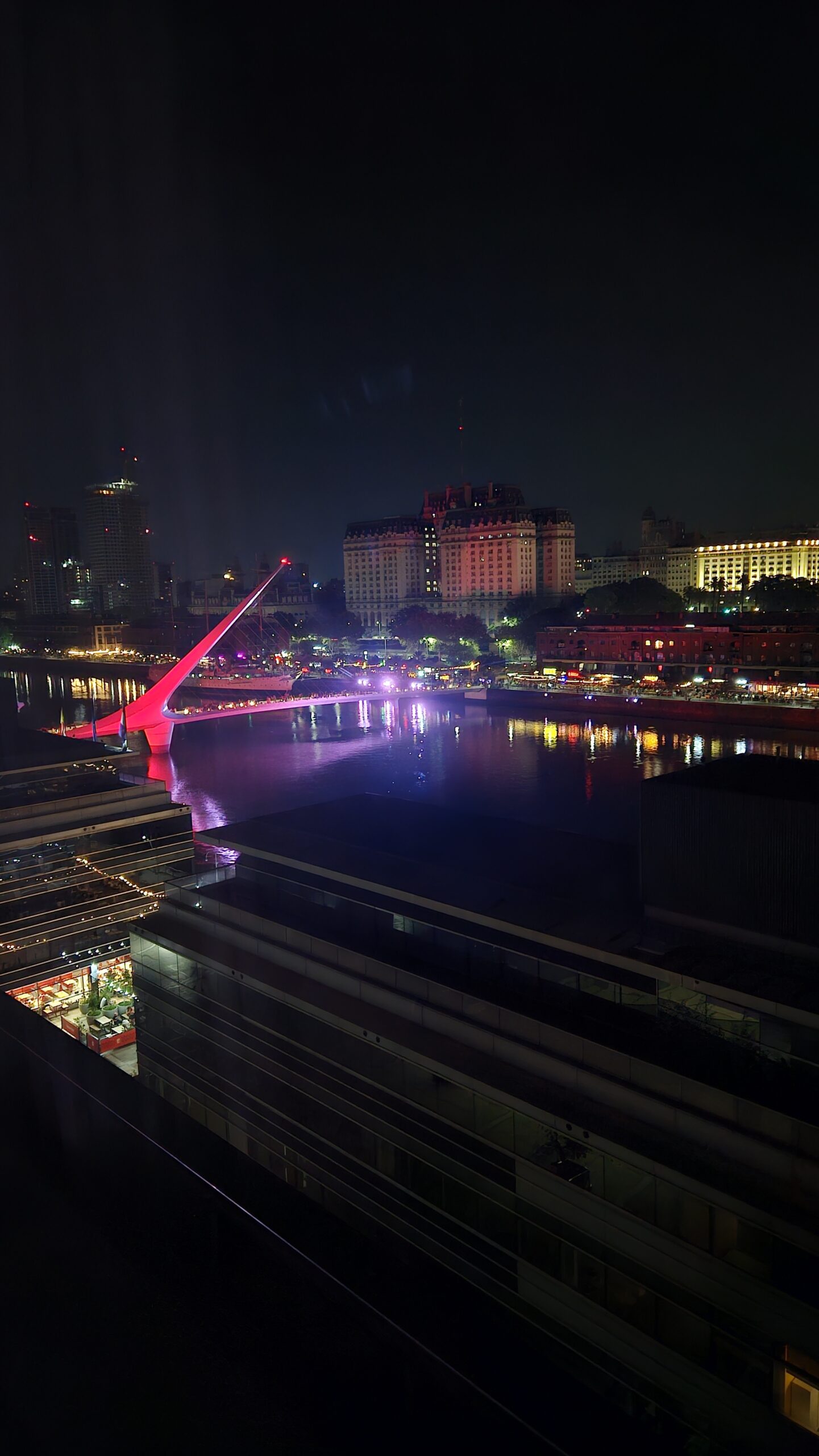 Puente de la Mujer iluminada à noite em Puerto Madero, Buenos Aires