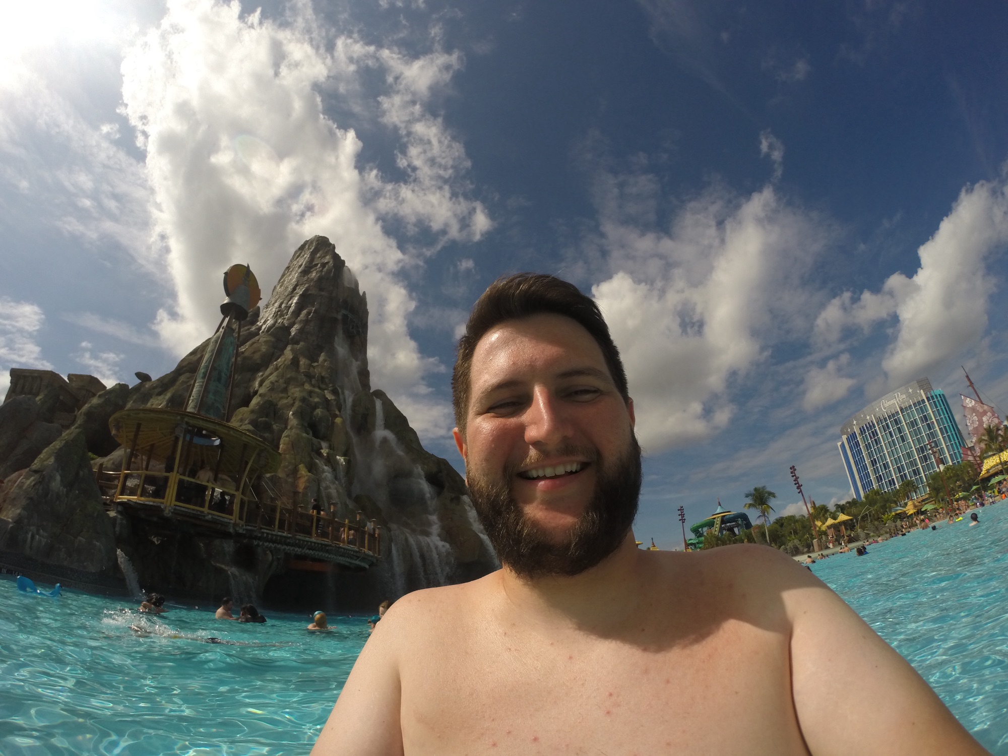 Predio do Cabana Bay Hotel visto da piscina de ondas do Volcano Bay