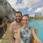 Prédio do Cabana Bay Hotel visto a partir da piscina de ondas do Volcano Bay, parque aquático da Universal Orlando