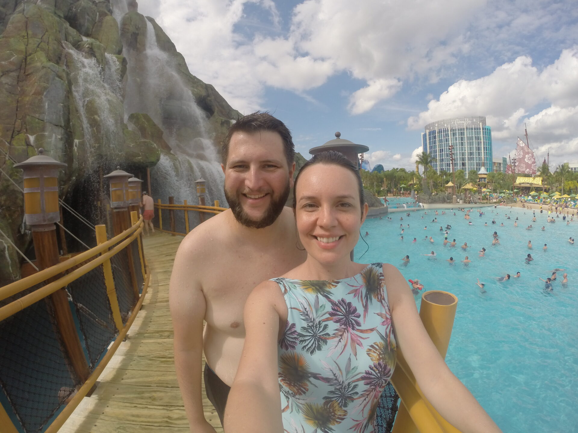 Prédio do Cabana Bay Hotel visto a partir da piscina de ondas do Volcano Bay, parque aquático da Universal Orlando