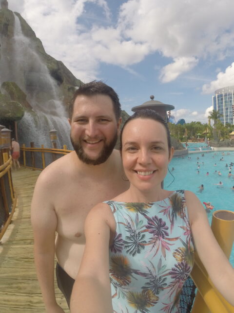 Prédio do Cabana Bay Hotel visto a partir da piscina de ondas do Volcano Bay, parque aquático da Universal Orlando