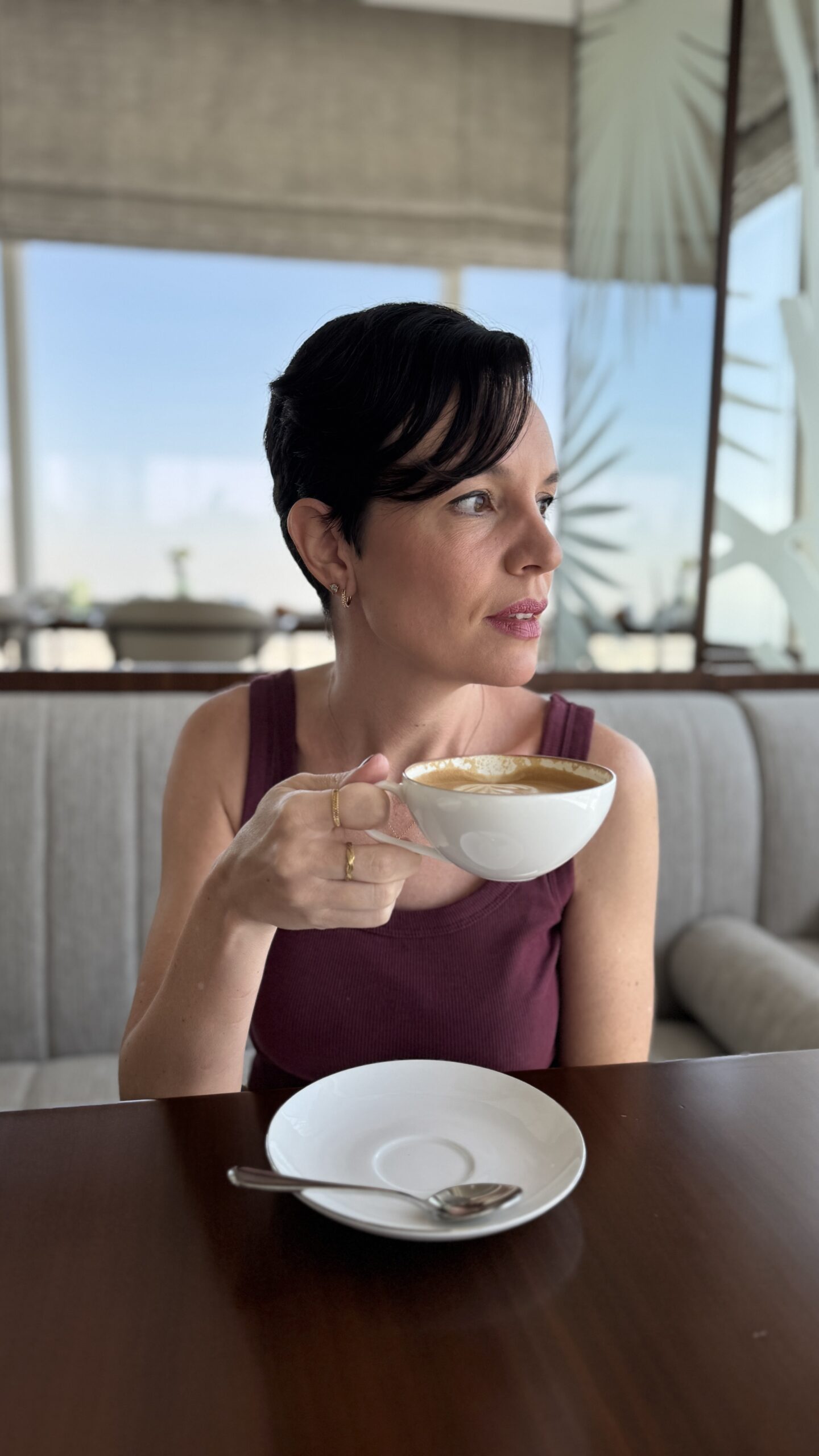 Carol tomando café da manhã com cappuccino no Club Millesime do Sofitel Dubai The Obelisk