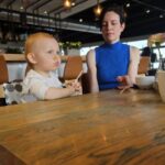 Familia tomando cafe da manha no rooftop do Mercure Amsterdam Sloterdijk Station