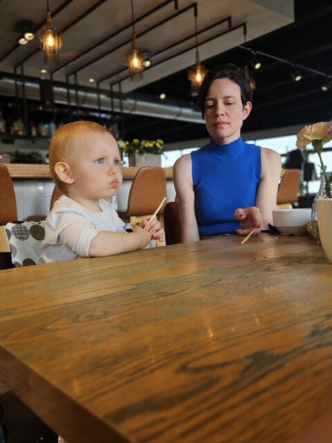Familia tomando cafe da manha no rooftop do Mercure Amsterdam Sloterdijk Station