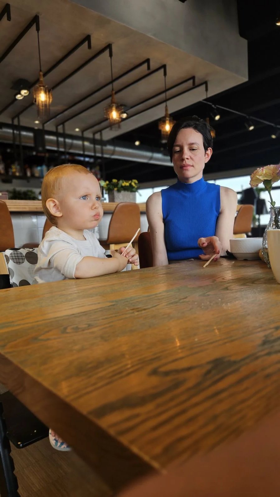 Familia tomando cafe da manha no rooftop do Mercure Amsterdam Sloterdijk Station