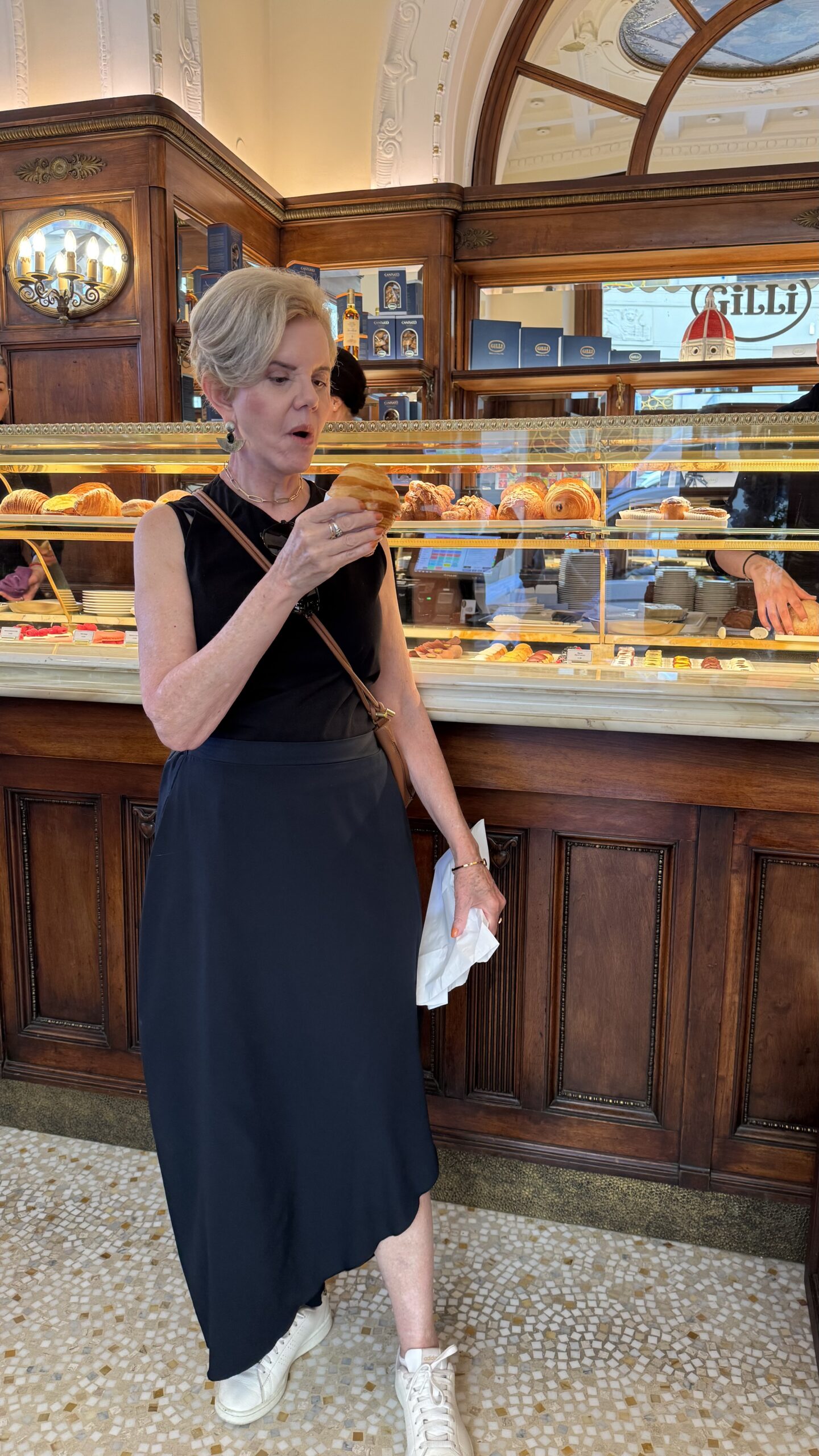 Balcão de doces do Café Gilli na Piazza della Repubblica, em Florença