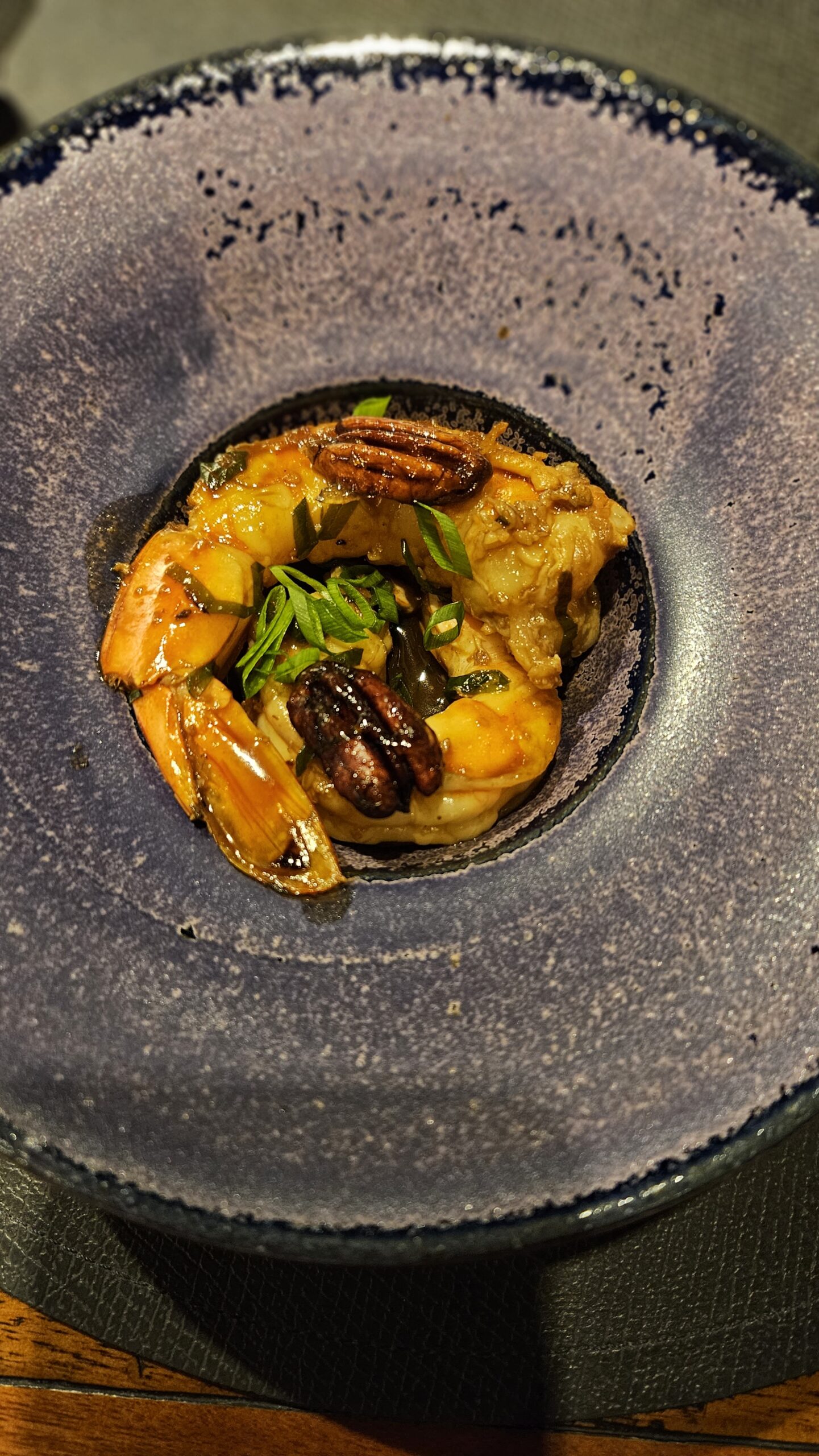 Prato com camarao, castanha-pecã e cebolinha ao molho, servido no jantar degustacao do HAI YO em Curitiba