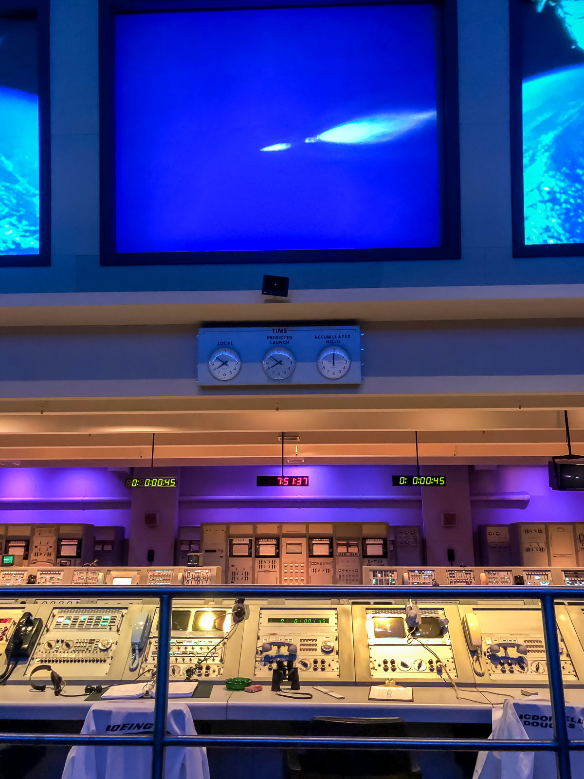 Interior da maquete da cápsula Boeing Starliner com assentos e alças em exposição