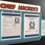 Placa de cardapio do restaurante Chef Mickeys no Disneys Contemporary Resort em Orlando