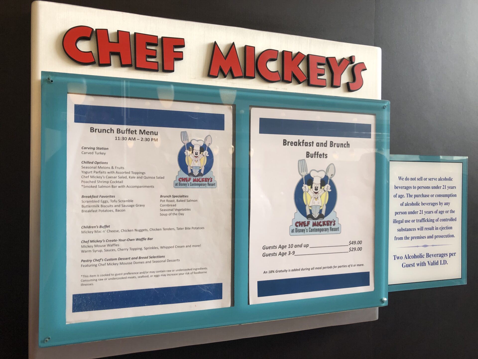 Placa de cardapio do restaurante Chef Mickeys no Disneys Contemporary Resort em Orlando