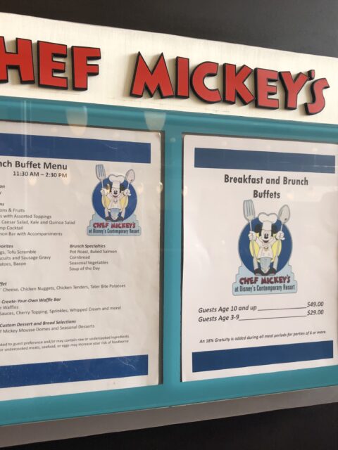 Placa de cardapio do restaurante Chef Mickeys no Disneys Contemporary Resort em Orlando