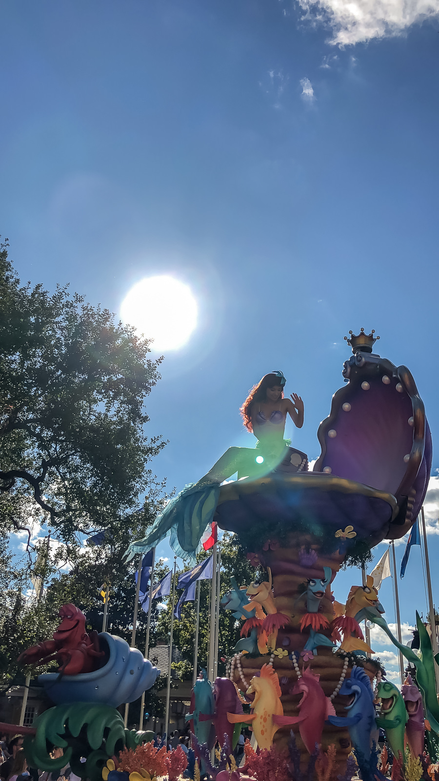 Carro alegorico da Pequena Sereia durante desfile diurno no Magic Kingdom