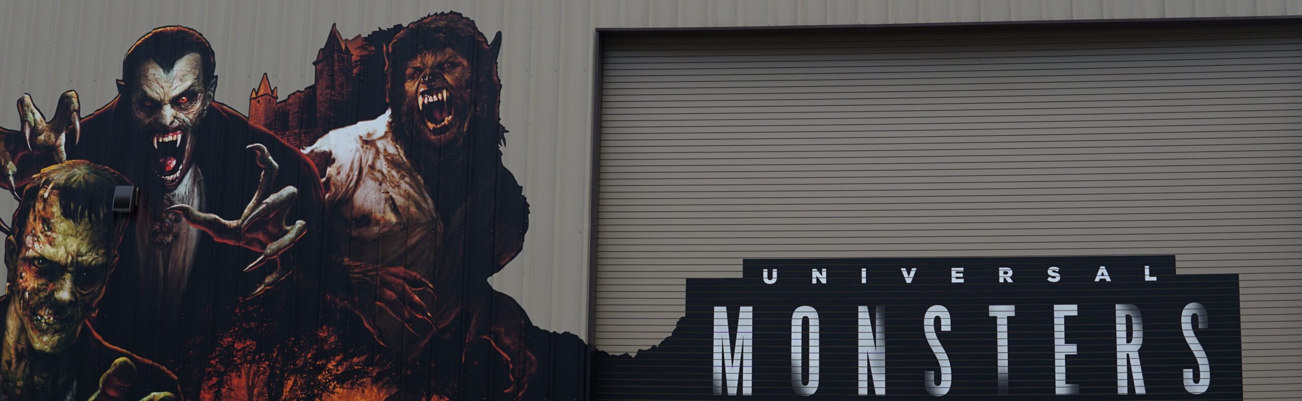 Fachada da casa assombrada Universal Monsters no Halloween Horror Nights