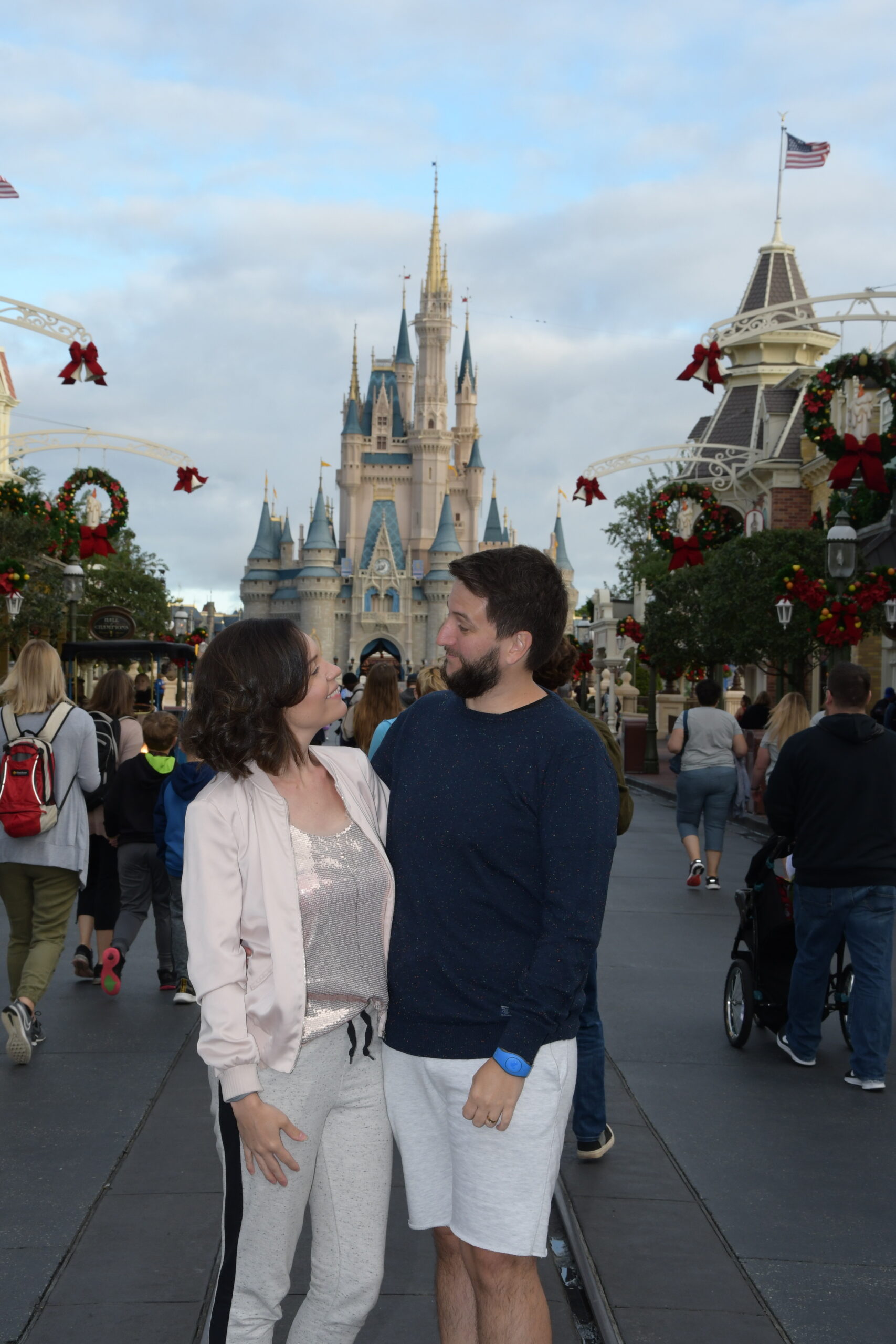 Casal em frente ao Castelo da Cinderela durante o dia no Magic Kingdom