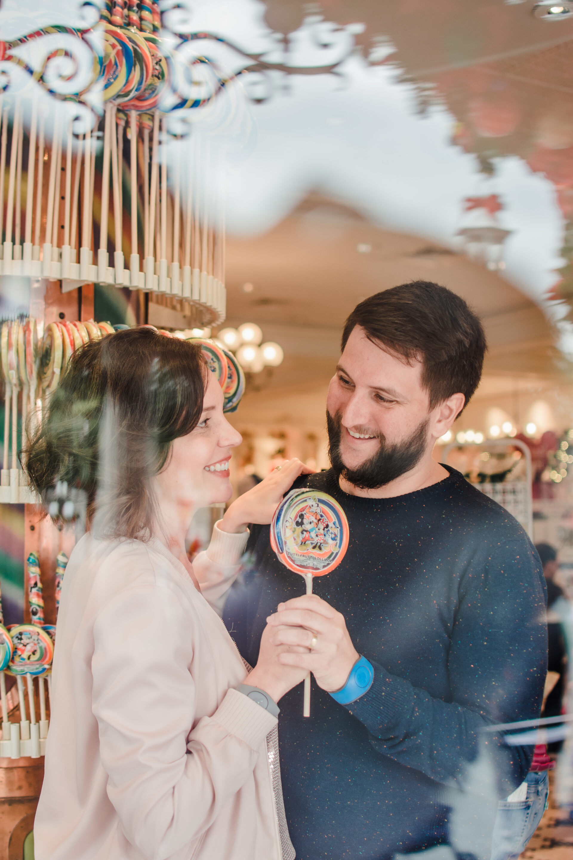 Casal em frente à vitrine da doceria Main Street Confectionery no Magic Kingdom durante viagem aos EUA