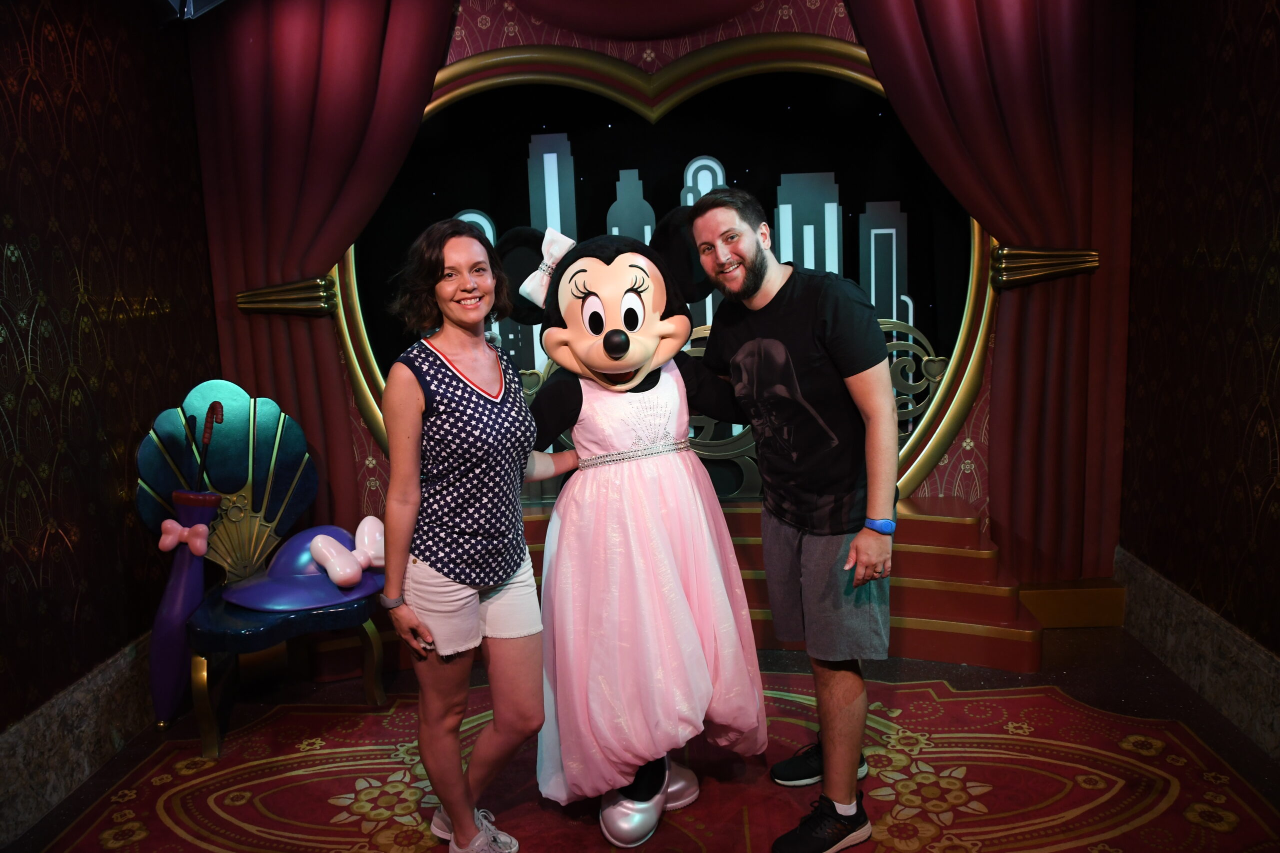Casal posando com a Minnie Mouse em encontro de personagem no Hollywood Studios, Orlando