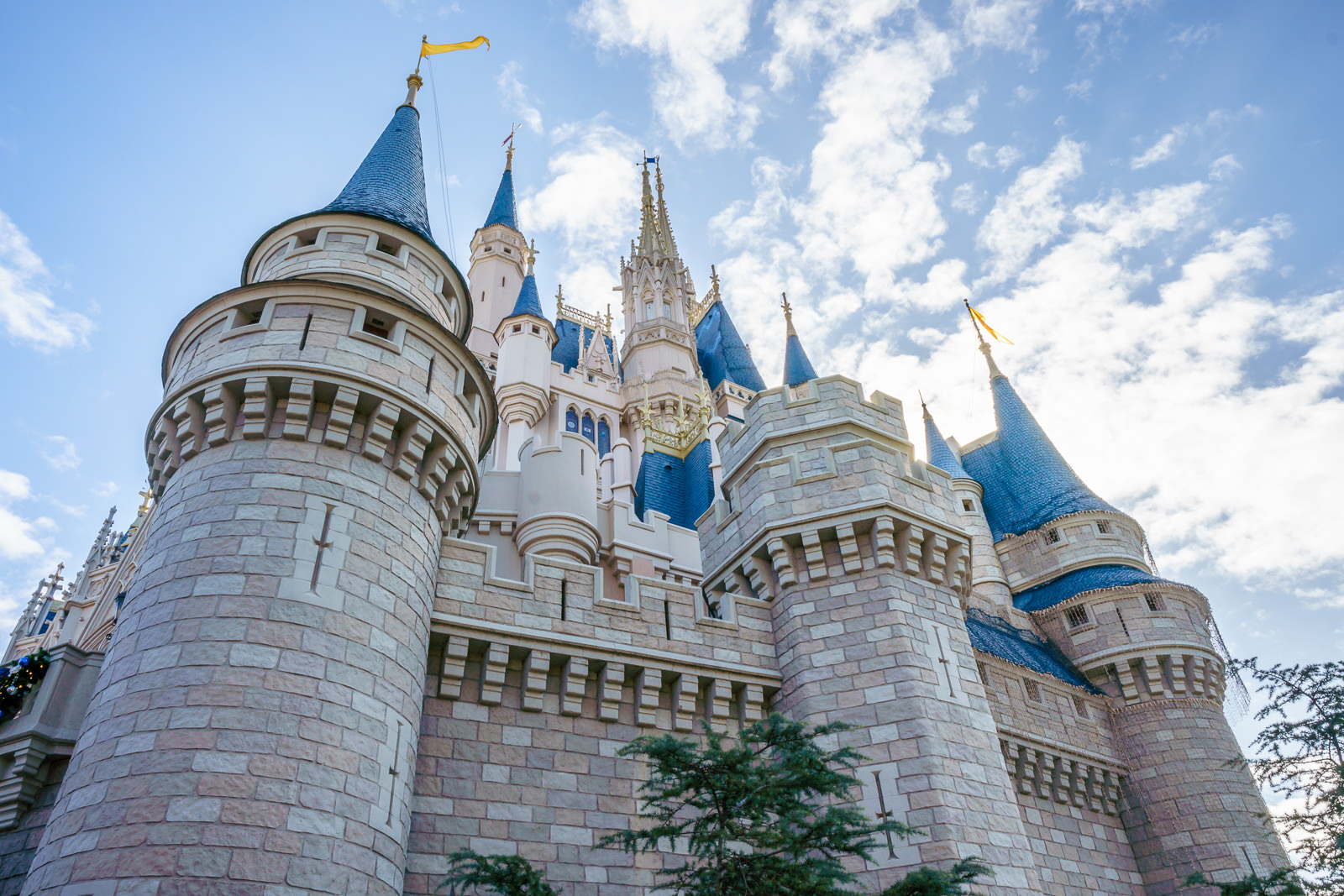 Castelo da Cinderela visto de baixo contra o céu azul do Magic Kingdom