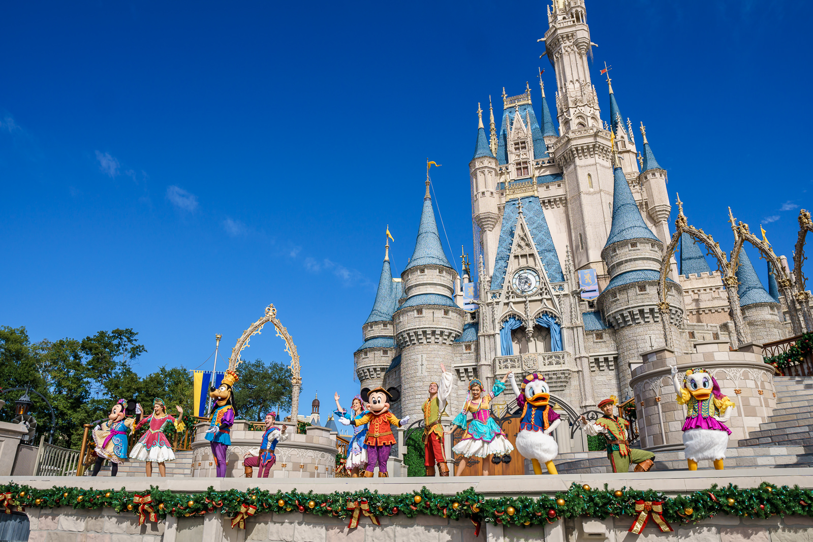 Castelo da Cinderela no Magic Kingdom sob ceu azul intenso em dia ensolarado