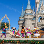 Personagens Disney se apresentando em frente ao Castelo da Cinderela no Magic Kingdom em Orlando