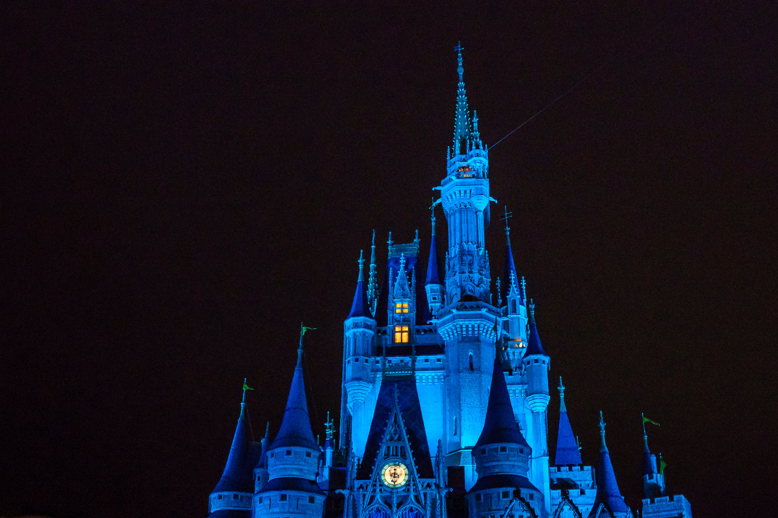 Castelo da Cinderela iluminado à noite no Magic Kingdom