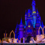 Castelo da Cinderela iluminado de azul à noite durante o show de Frozen no Magic Kingdom