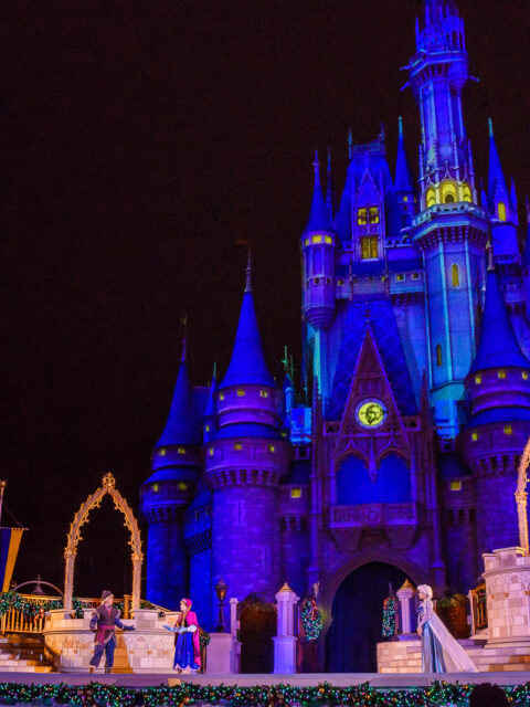 Castelo da Cinderela iluminado de azul à noite durante o show de Frozen no Magic Kingdom