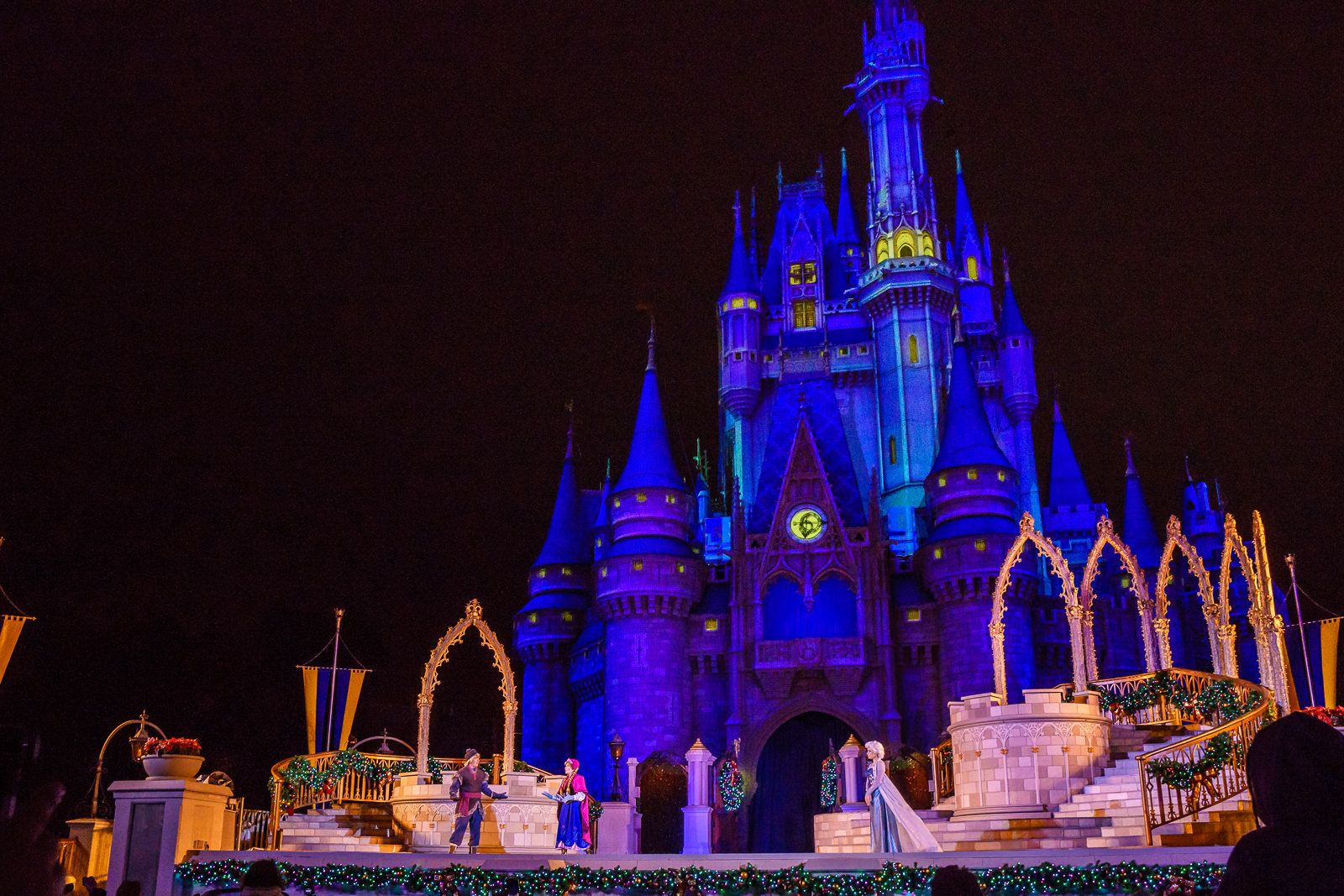 Castelo da Cinderela iluminado de azul à noite durante o show de Frozen no Magic Kingdom