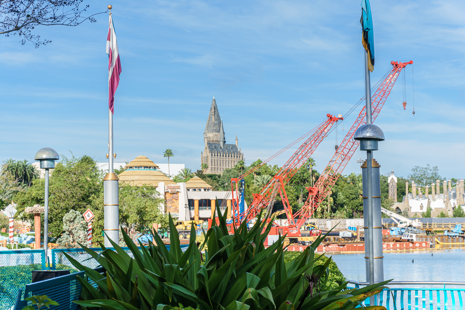 Vista do castelo de Hogwarts do outro lado do lago, na Islands of Adventure
