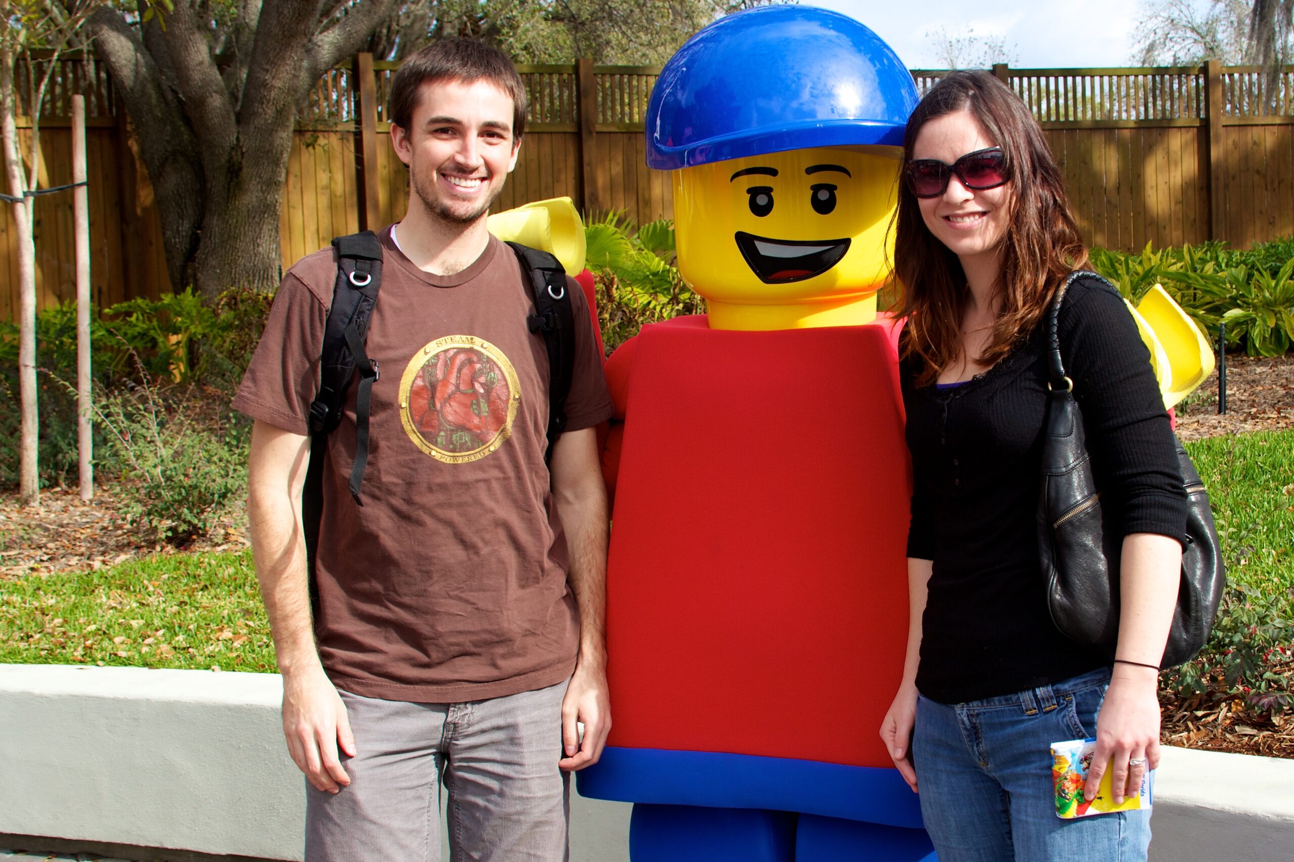 Visitantes ao lado de estatua gigante de minifigura Lego no Legoland Florida