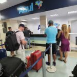 Fila no balcão de check-in da Azul no Aeroporto de Fernando de Noronha