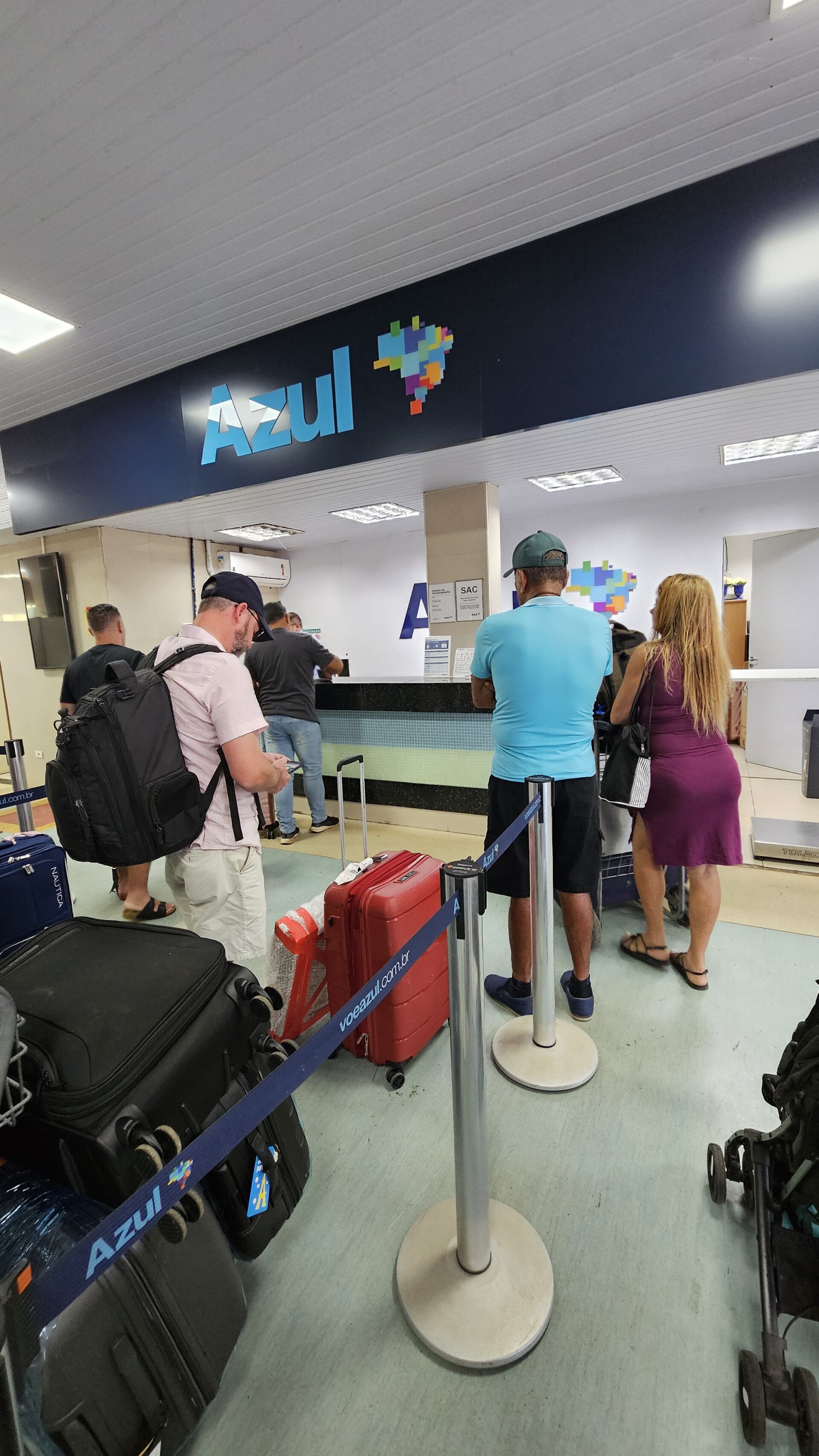 Fila no balcão de check-in da Azul no Aeroporto de Fernando de Noronha