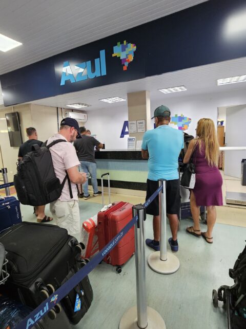 Fila no balcão de check-in da Azul no Aeroporto de Fernando de Noronha