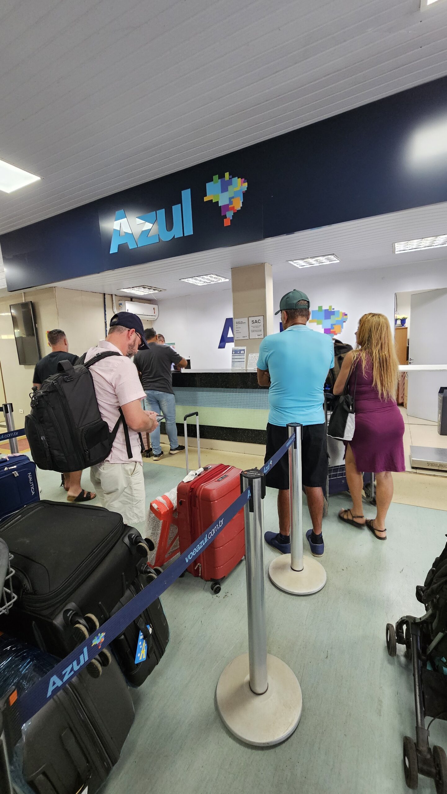 Fila no balcão de check-in da Azul no Aeroporto de Fernando de Noronha