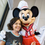Minnie cumprimentando família durante café da manhã no restaurante Chef Mickey's no Contemporary Resort