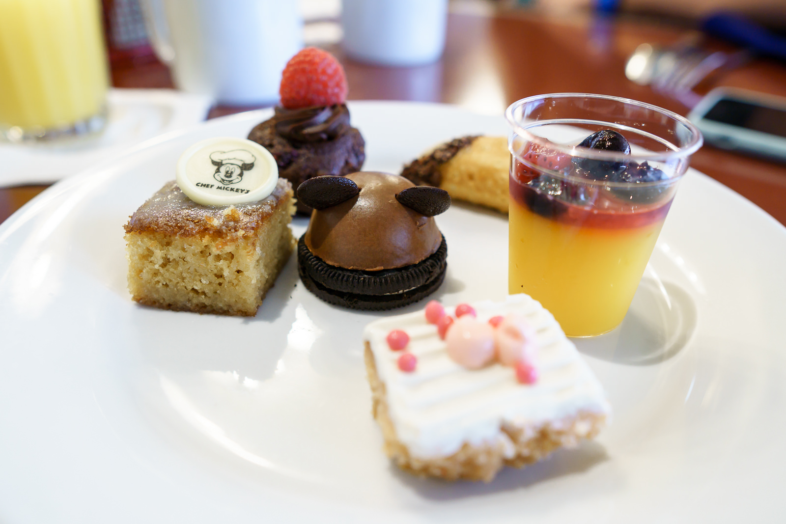 Prato de sobremesas do buffet do Chef Mickey's no Contemporary Resort