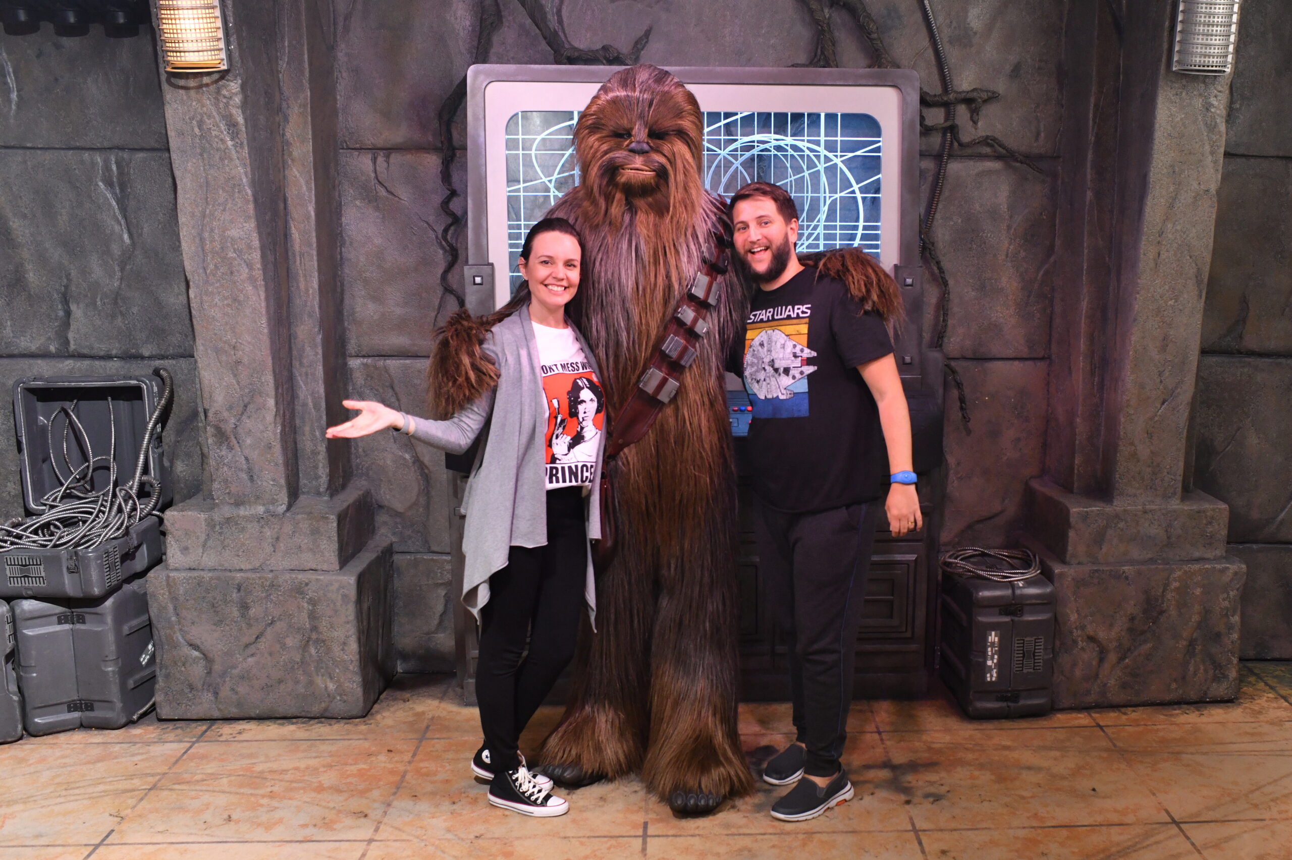 Casal ao lado do Chewbacca em encontro de personagem na Star Wars: Galaxy's Edge do Hollywood Studios