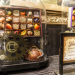 Caixa de chocolates com precos em dolar em loja do CityWalk Orlando