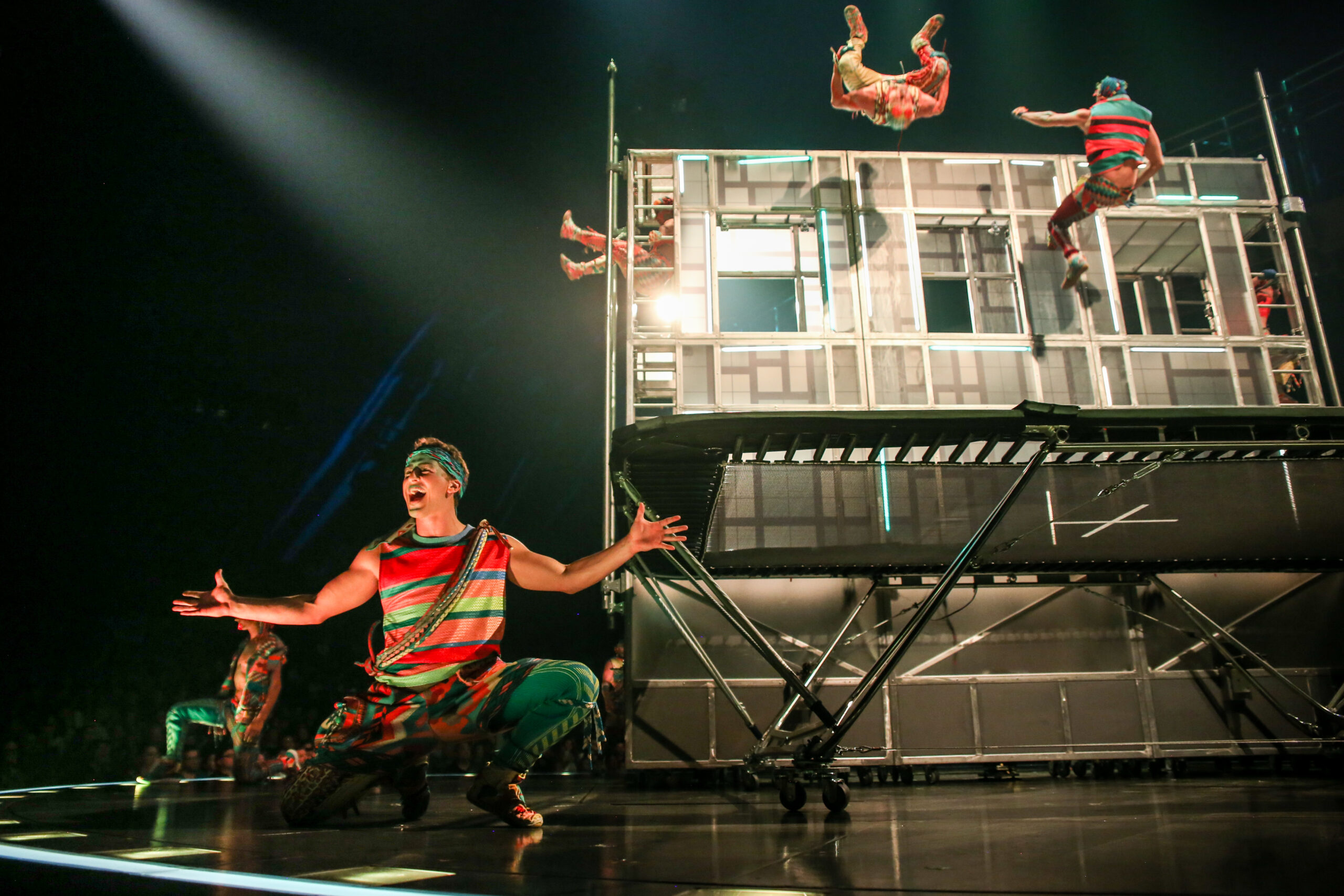 Acrobatas do Cirque du Soleil durante número em trampolim, estilo de acrobacia presente nos espetáculos da companhia