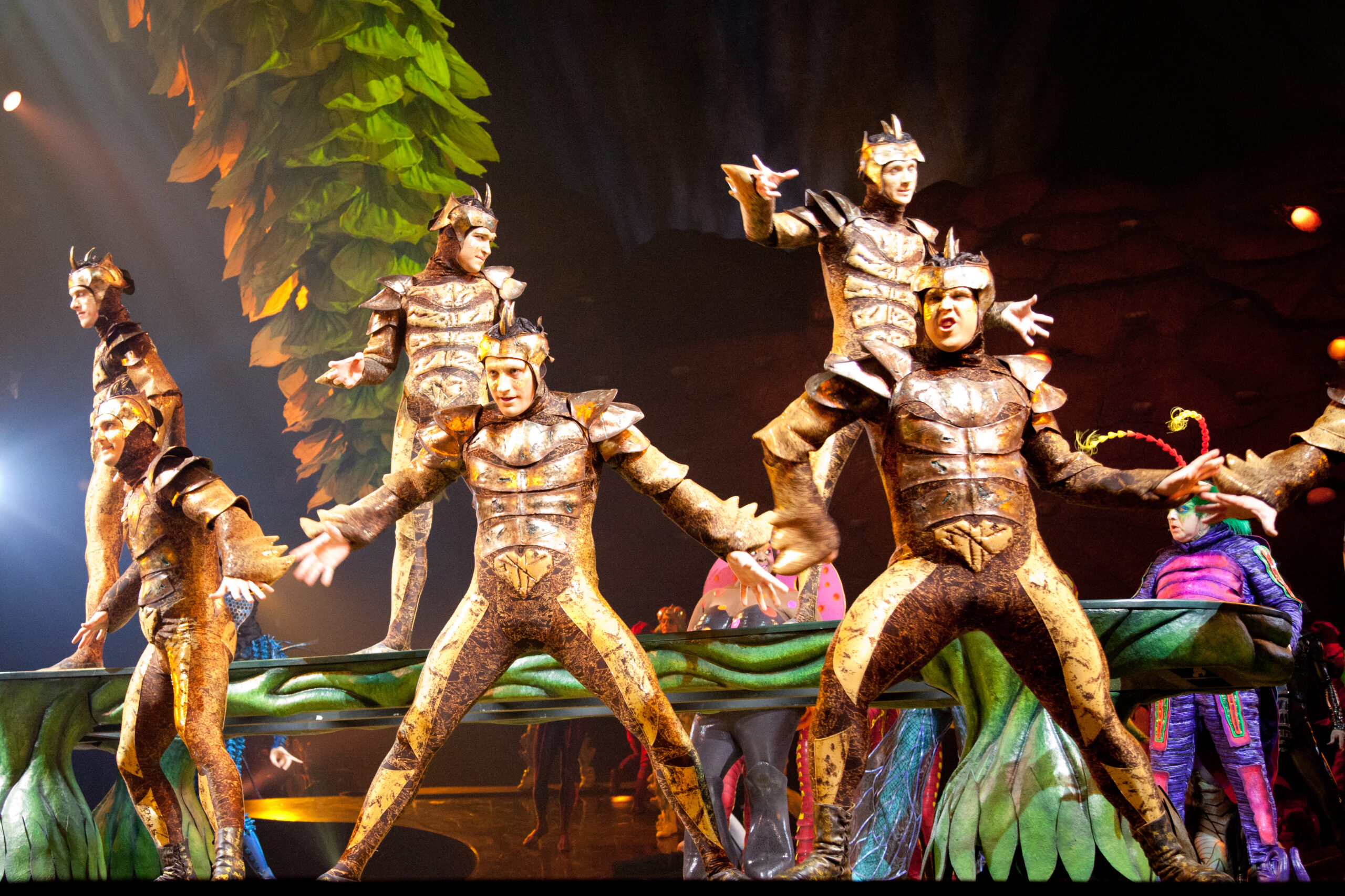 Figurinos elaborados de um espetáculo do Cirque du Soleil, marca registrada das produções da companhia