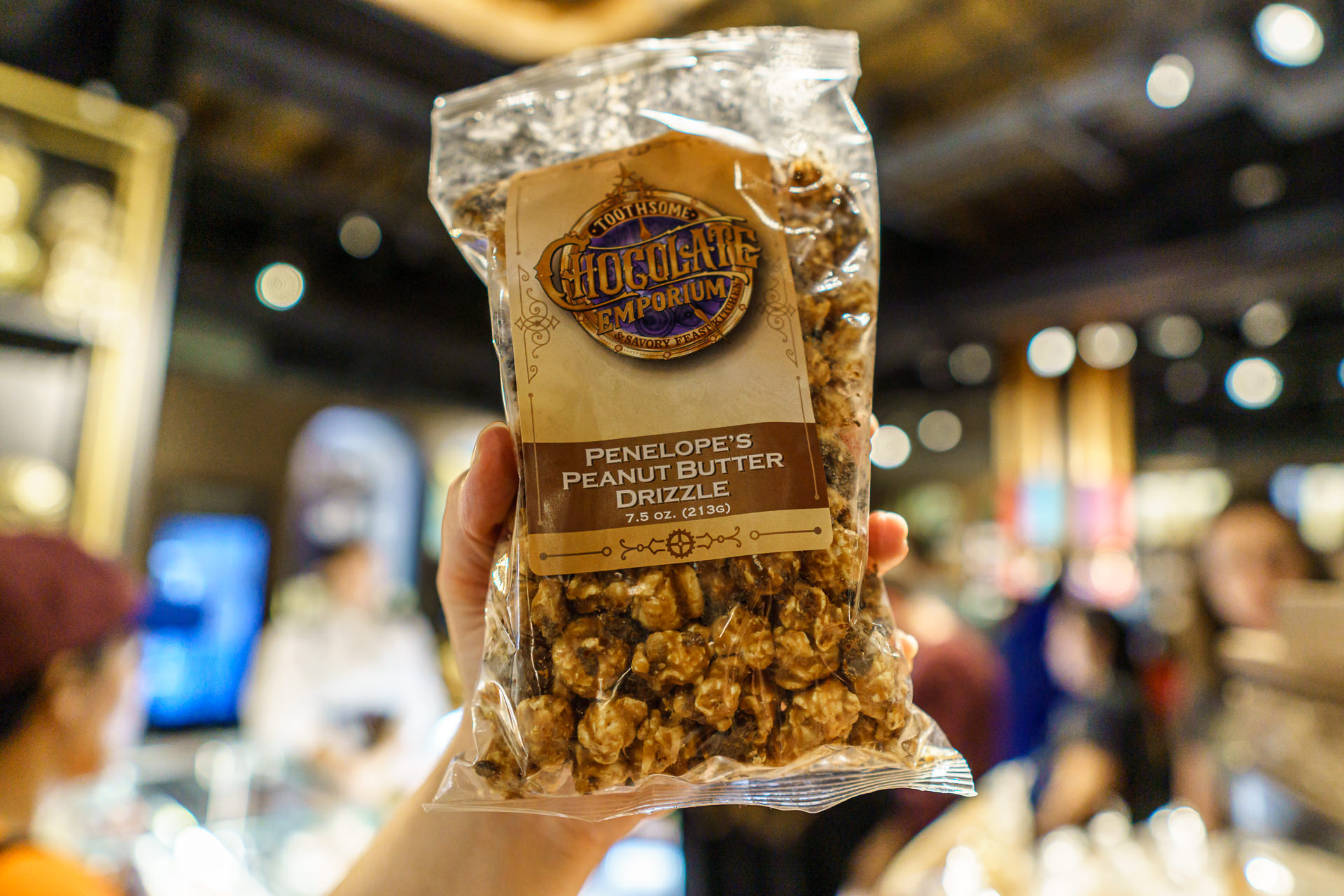 Pacote de pipoca amanteigada com cobertura de chocolate vendido no Toothsome Chocolate Emporium