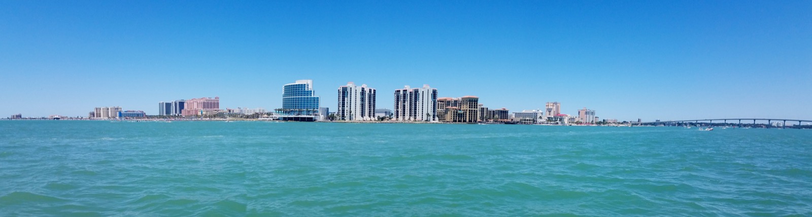Predios da orla de Clearwater Beach vistos do mar esverdeado do Golfo do Mexico