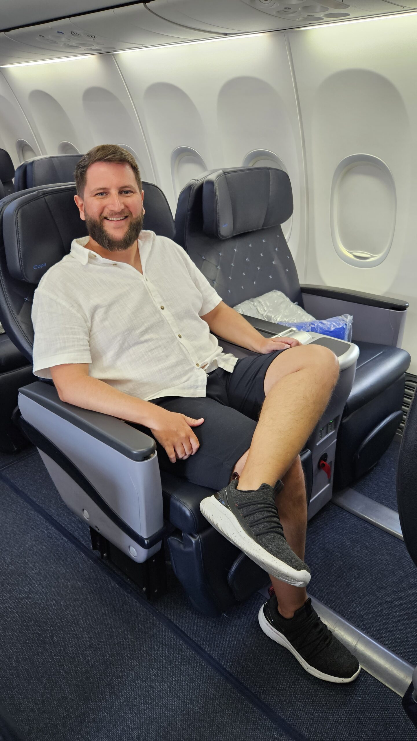 Rudi na poltrona da classe econômica da Copa Airlines entre Curaçao e Panamá