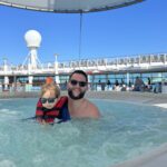 Rudi e Samuel na jacuzzi do deck do Liberty of the Seas