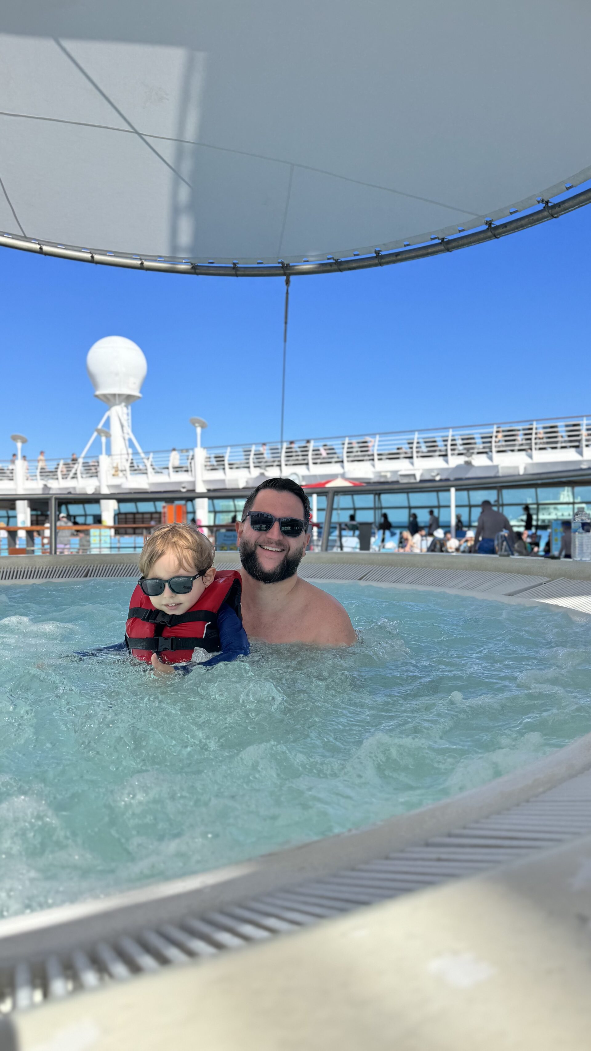 Rudi e Samuel na jacuzzi do deck do Liberty of the Seas