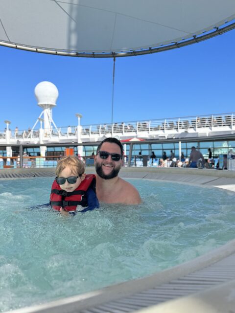 Rudi e Samuel na jacuzzi do deck do Liberty of the Seas