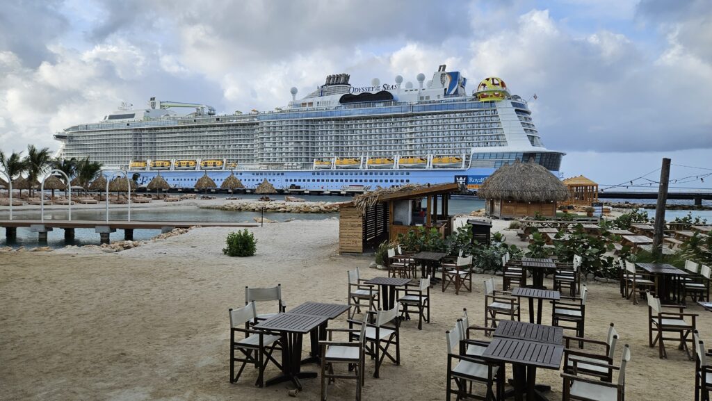 Praia em Curaçao com navio de cruzeiro Odyssey of the Seas atracado ao fundo