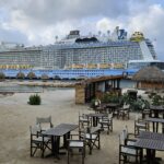 Praia em Curaçao com navio de cruzeiro Odyssey of the Seas atracado ao fundo