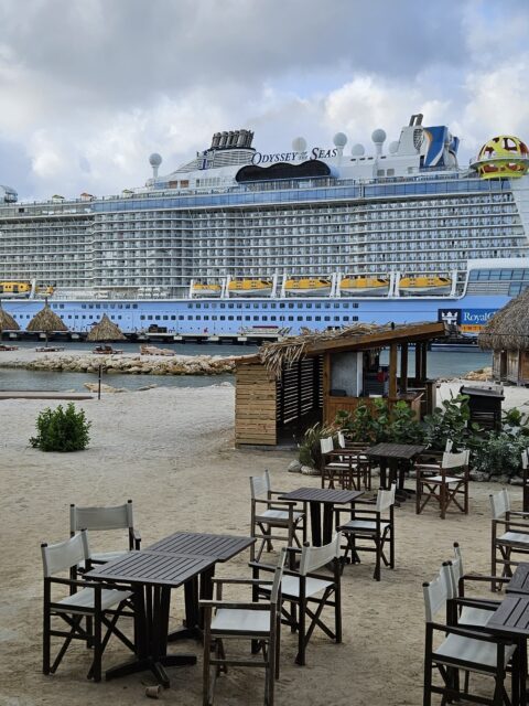 Praia em Curaçao com navio de cruzeiro Odyssey of the Seas atracado ao fundo