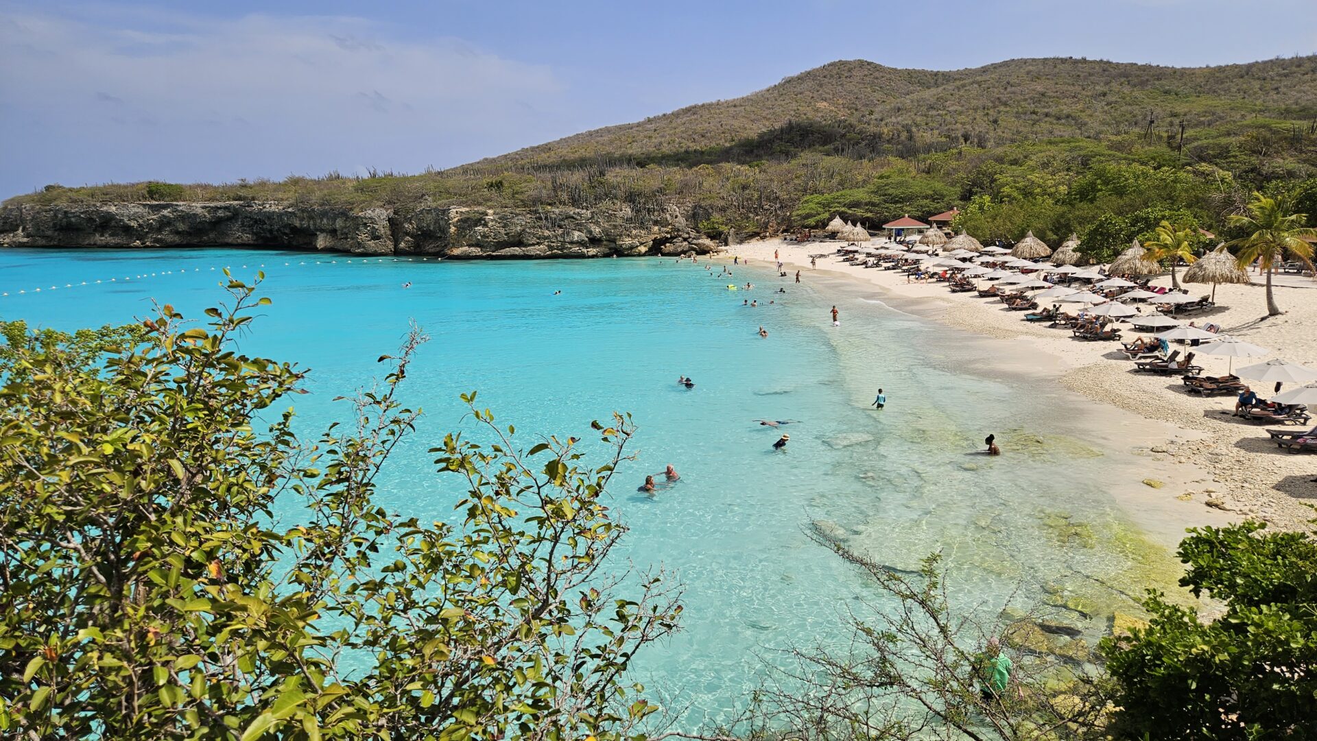 Vista aérea de uma praia de Curaçao com penhascos e água turquesa transparente